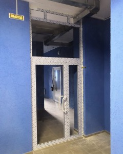 Алюминиевая дверь с фрамугой из профиля Alutech C43